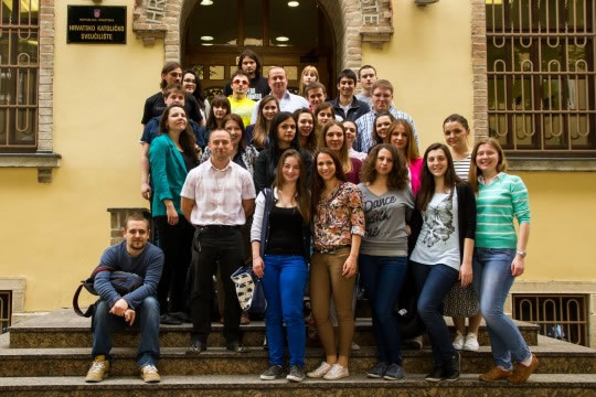 Prva generacija studenata Odjela za povijest, ak. g.  2010./2011., primit će  15. 3. 2014. svoje prostupničke diplome. Čestitamo!