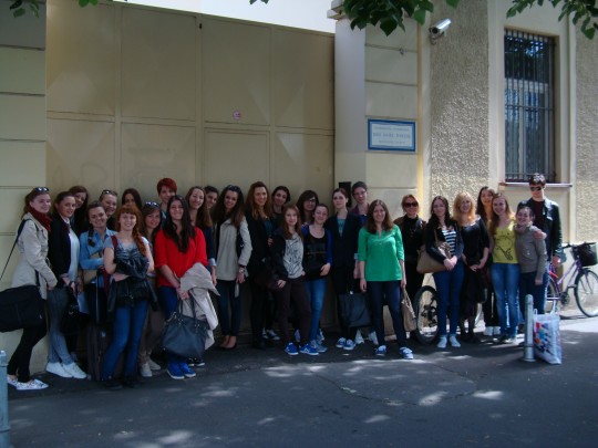 Studenti psihologije pred ulazom u kuću sestara Misionarki ljubavi u Jukićevoj u Zagrebu