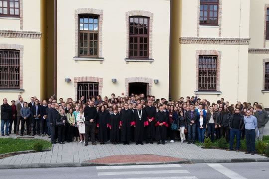 Zajednička slika sveučilišne zajednice snimljena prvog dana akademske godine 2013./2014.