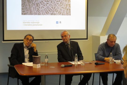 Recenzenti prof. emeritus dr. sc. Ivan Rogić (Institut društvenih znanosti Ivo Pilar) i prof. dr. sc. Stjepan Baloban (Katolički bogoslovni fakultet Sveučilišta u Zagrebu) i  prof. dr. sc. Stjepan Kušar (Hrvatsko katoličko sveučilište)